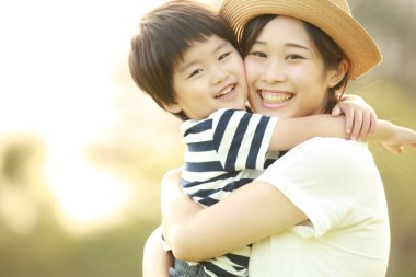 Parkta poz veren mutlu anne ve oğul. 