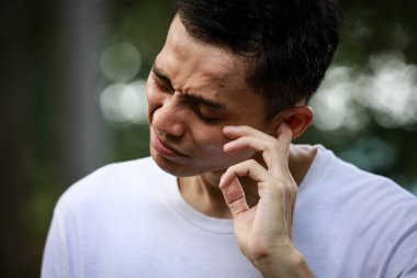 Yüz ifadesi olan yakışıklı Asyalı adama yakından bak.