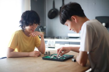 Mutlu Asyalı çift Go masa oyunu oynuyor