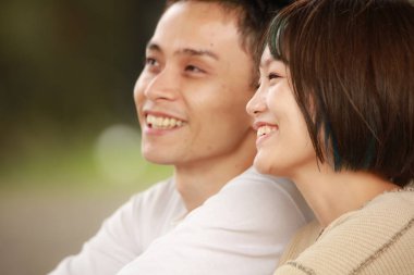 Genç çift mutlu bir şekilde konuşuyor.