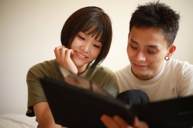 Albümü izleyen bir çiftin görüntüsü