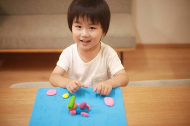 Çamurla oynayan tapılası bebeğin portresi