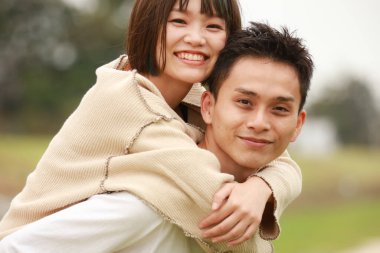 mutlu çift birbirlerine kucaklayan