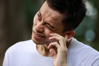 Yüz ifadesi olan yakışıklı Asyalı adama yakından bak.