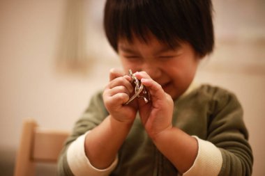 Evde oyuncağı olan küçük bir çocuk.