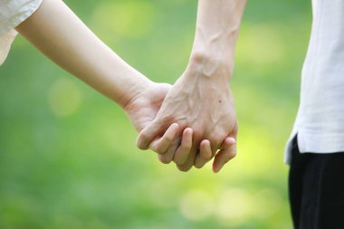 Genç bir çiftin elleri...