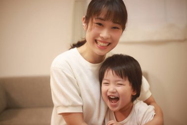 Asyalı anne ve oğlunun portresi.