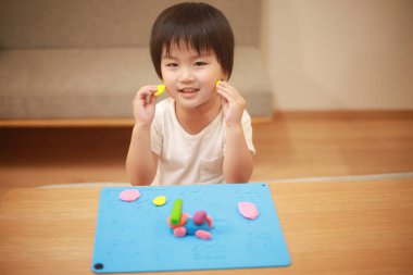 Çamurla oynayan tapılası bebeğin portresi