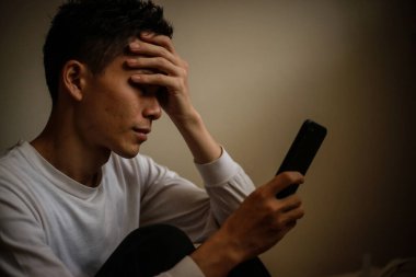 Asya genç adam ile hareket eden telefon 