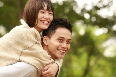 Genç çift dışarıda eğleniyor.