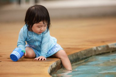 Suda yüzen Asyalı küçük çocuk. 