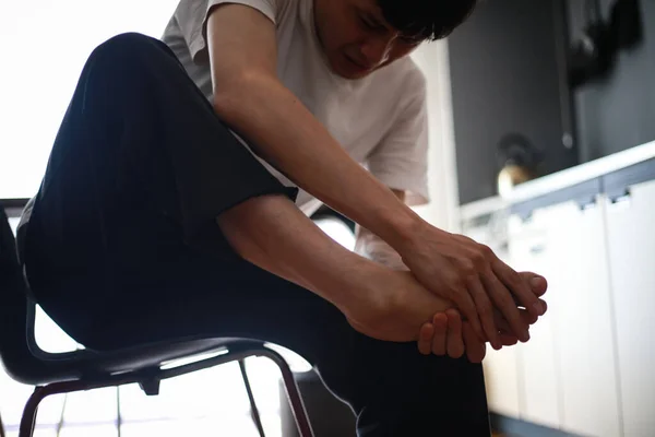 Азіатський Чоловік Страждає Від Болю Ногах Вдома — стокове фото