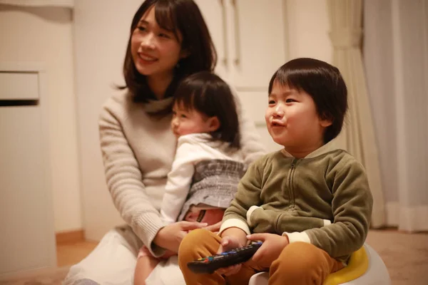 Szczęśliwa Azjatycka Rodzina Matką Dziećmi Oglądającymi Telewizję Domu — Zdjęcie stockowe