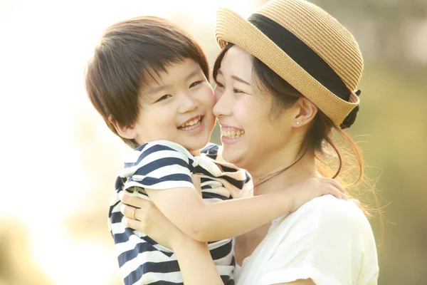 公園にいる幸せな母親と息子は — ストック写真