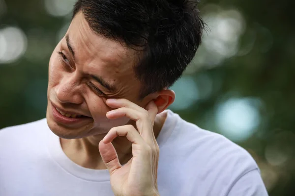 Närbild Stilig Asiatisk Man Med Ansiktsuttryck — Stockfoto