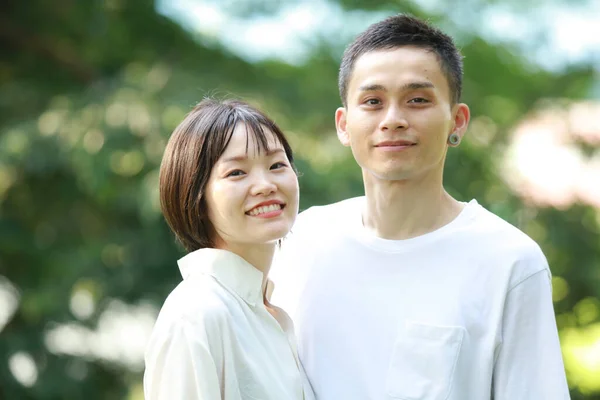 可愛いアジアのカップルの肖像画 — ストック写真