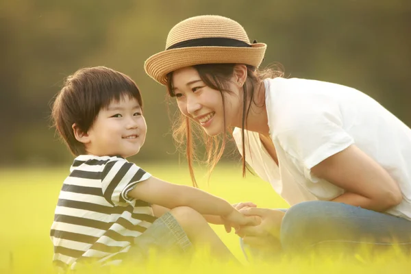 Mère Heureuse Fils Jouant Sur Herbe — Photo