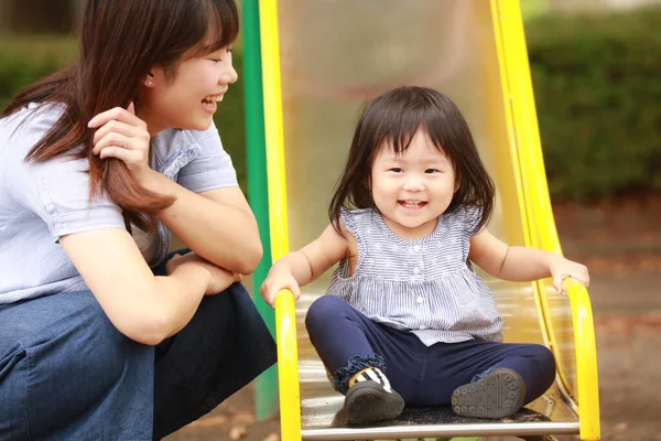 Anne ve kızı oyun alanında oynuyorlar.