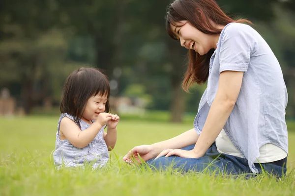 Anne ve kızı parkta oynuyorlar.