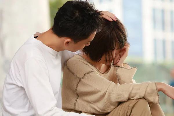 Asiatico Donna Confortante Sua Triste Marito — Foto Stock