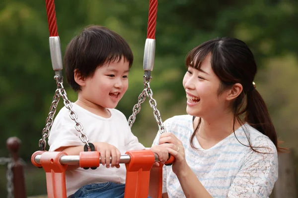 Madre Asiática Con Hijo Parque Infantil —  Fotos de Stock
