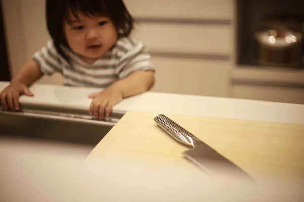 Азіатська Маленька Дівчинка Досягає Ножа Кухні — стокове фото