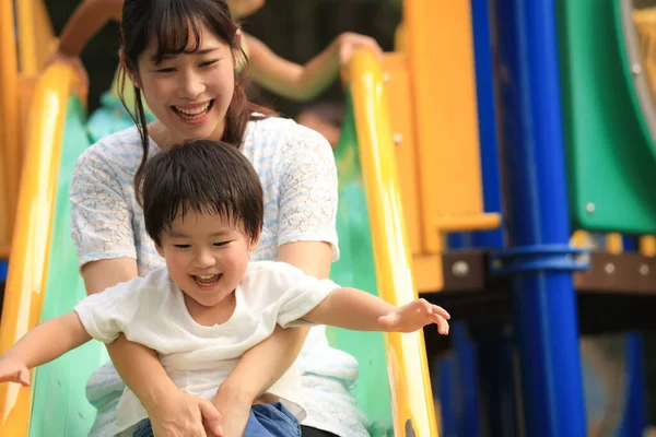 Lycklig Asiatisk Mor Med Sin Lilla Son Parken — Stockfoto