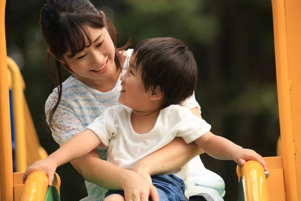 Feliz Asiático Mãe Com Seu Pequeno Filho Parque — Fotografia de Stock