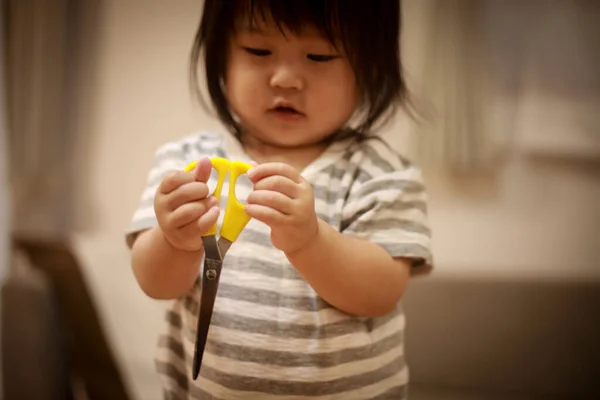 Bonito Menina Segurando Tesoura — Fotografia de Stock