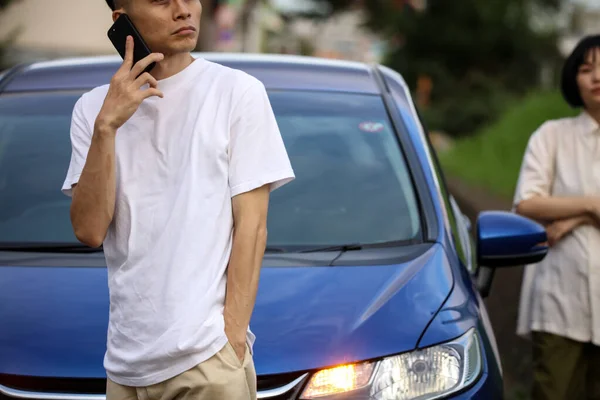 아름다운 젊은이가 자동차 보험에 가입하다 — 스톡 사진