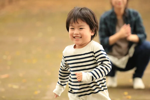 Netter Kleiner Junge Spielt Mit Mutter Park — Stockfoto