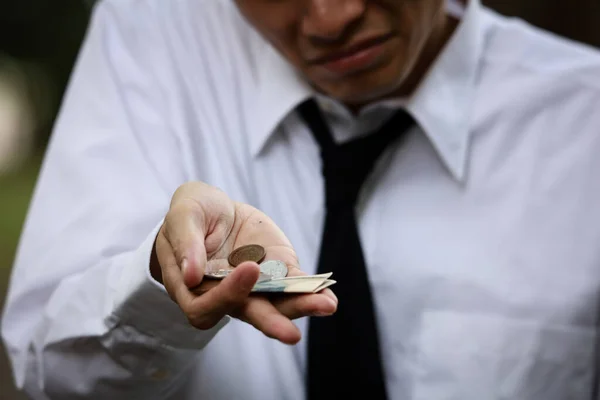 Triste Asiático Homem Segurando Dinheiro Mão — Fotografia de Stock