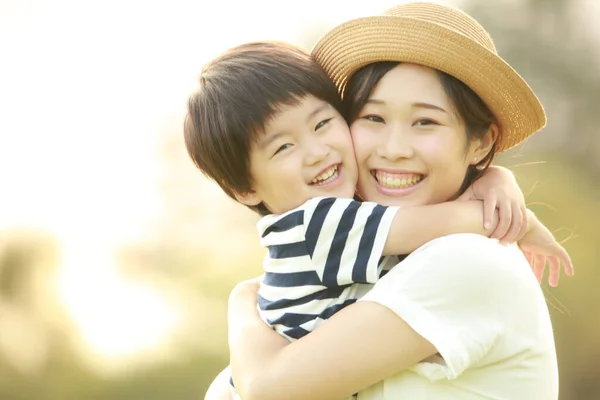 公園にいる幸せな母親と息子は — ストック写真