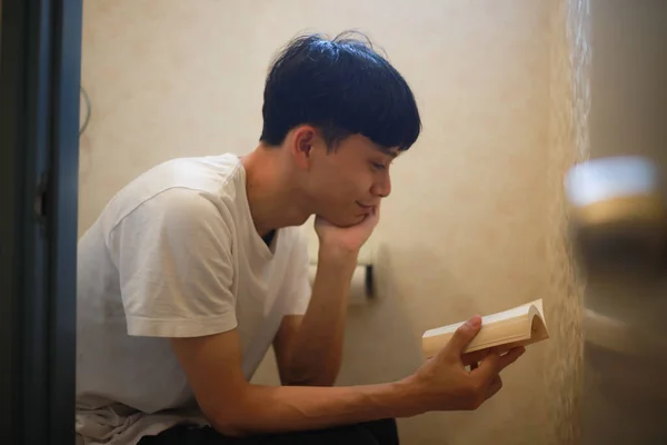 Mladý Asijský Muž Čtení Kniha Vnitřní — Stock fotografie