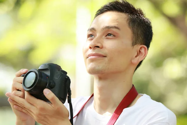 Jonge Man Met Camera Het Park — Stockfoto