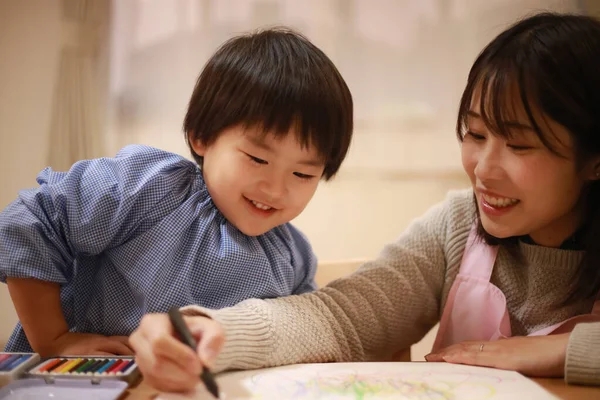 Söt Asiatisk Pojke Med Mamma Rita Tillsammans — Stockfoto