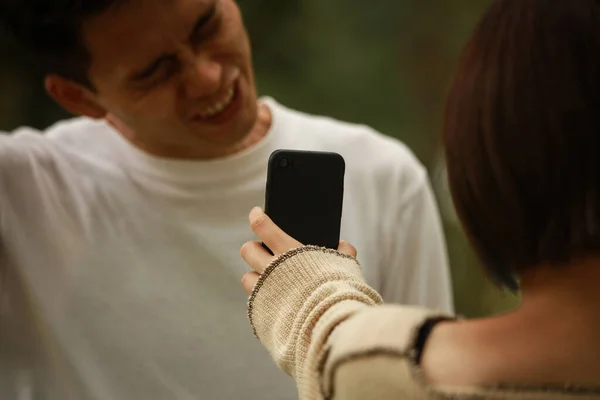 Una Donna Che Mostra Uno Schermo Dello Smartphone Uomo — Foto Stock