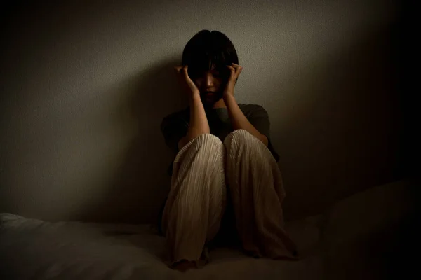 Deprimida Mulher Triste Sentado Casa — Fotografia de Stock