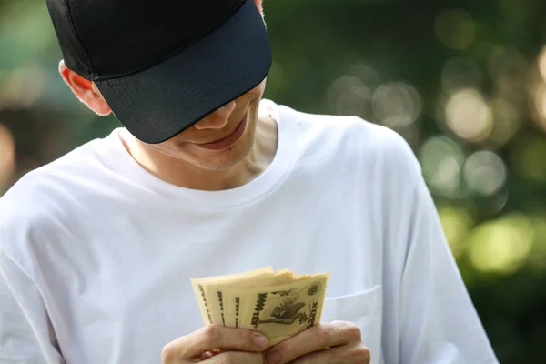 Jonge Aziatische Man Met Geld Tellen — Stockfoto