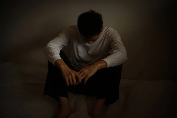Giovane Uomo Triste Seduto Sul Pavimento Camera Oscura — Foto Stock