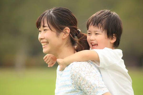 Lycklig Asiatisk Mor Med Sin Lilla Son Parken — Stockfoto