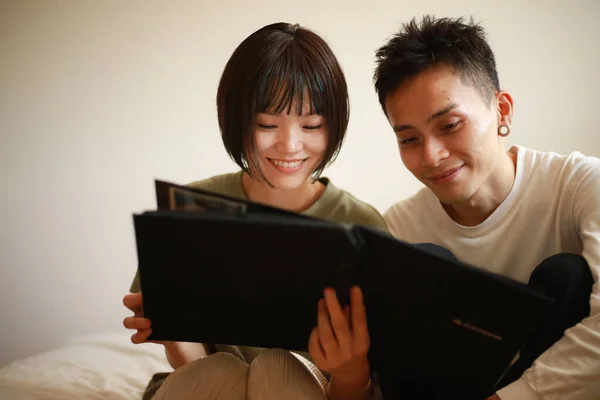 Imagen Una Pareja Viendo Álbum —  Fotos de Stock