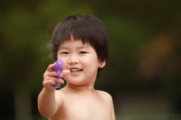Genç Asyalı Bir Çocuk Tabancasıyla Oynuyor — Stok fotoğraf