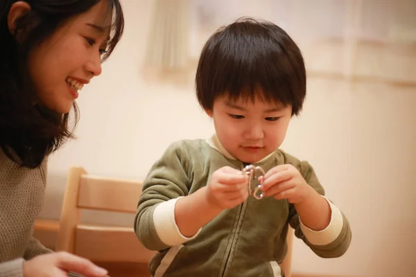 Asiatische Junge Frau Und Ihr Kleiner Sohn Spielen — Stockfoto