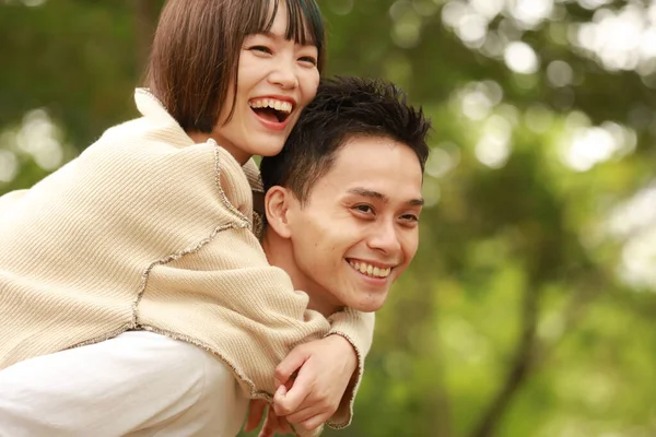 Genç Asyalı çift, erkek ve kadın açık havada.
