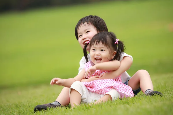 Asiatique Petite Fille Son Frère Sur Vert Herbe — Photo