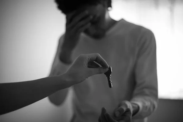 Ένας Άντρας Δίνει Ένα Κλειδί Κλαίγοντας — Φωτογραφία Αρχείου