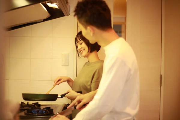 Paar Kocht Essen Der Küche — Stockfoto