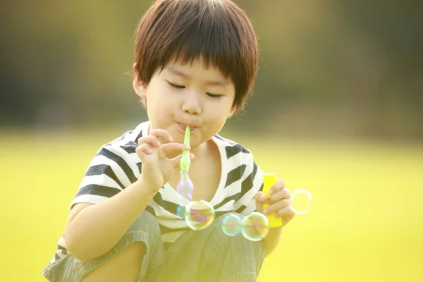 Азиатский Мальчик Мыльными Пузырями Парке Открытом Воздухе — стоковое фото