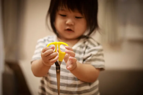 Carino Bambina Possesso Forbici — Foto Stock